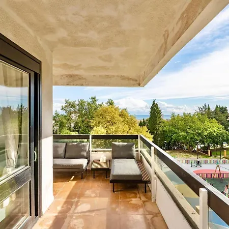 Perfect Location! Walk A Few Minutes To Restaurants, Lovely Beach, Town, Train And Bus *