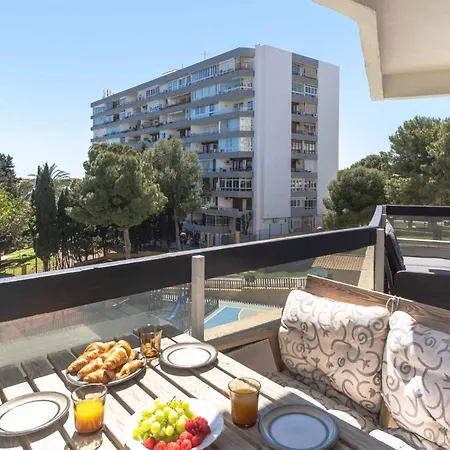 Perfect Location! Walk A Few Minutes To Restaurants, Lovely Beach, Town, Train And Bus Apartmán